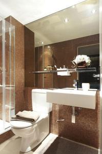 ein Bad mit einem WC und einem Waschbecken in der Unterkunft VISIONAPARTMENTS Cramerstrasse 8-12 - contactless check-in in Zürich