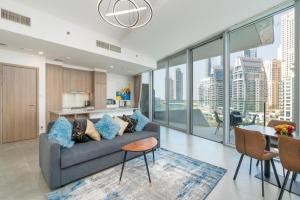 sala de estar con sofá y mesa en Vacay Lettings - Waterfront Luxury home with full Marina view, en Dubái