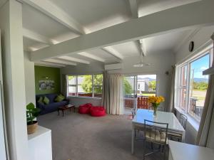 un soggiorno con divano e tavolo di Sounds Good - Waikawa Holiday Home and Berth a Picton