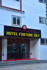 ein Hotel für künftige Stilschilder auf einem Gebäude in der Unterkunft hotel fortune sky in Bangalore