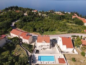 een luchtzicht op een huis met een zwembad bij Villa Samba in Mlini