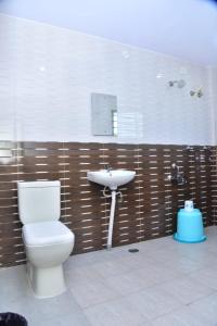uma casa de banho com um WC e um lavatório em hotel fortune sky em Bangalore
