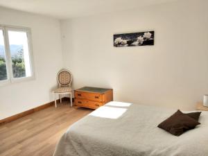 1 dormitorio con 1 cama, vestidor y ventana en Appartement Ascain, 3 pièces, 4 personnes - FR-1-239-504, en Ascain
