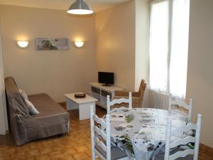 ein Wohnzimmer mit einem Esstisch und einem TV in der Unterkunft T2 lumineux au centre-ville de La Roche-Posay, proche thermes, avec Wi-Fi et lave-linge - FR-1-541-1 in La Roche-Posay
