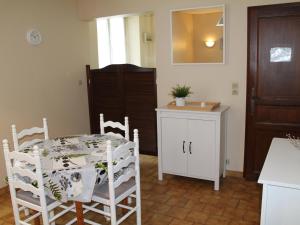 ein Esszimmer mit einem Tisch und Stühlen sowie einem Schrank in der Unterkunft T2 lumineux au centre-ville de La Roche-Posay, proche thermes, avec Wi-Fi et lave-linge - FR-1-541-1 in La Roche-Posay + 6 Fotos