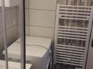 ein kleines Zimmer mit Kühlschrank und Mikrowelle in der Unterkunft T2 lumineux au centre-ville de La Roche-Posay, proche thermes, avec Wi-Fi et lave-linge - FR-1-541-1 in La Roche-Posay