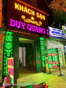 een bord voor een droog curryrestaurant met neonlichten bij Khách Sạn Duy Quang 2 in Ho Chi Minh-stad