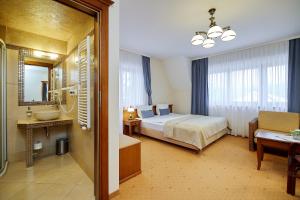 Łóżko lub łóżka w pokoju w obiekcie Hotel Burkaty