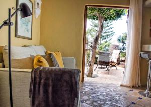 Ein Sitzbereich in der Unterkunft El Refugio Apartments & Villa