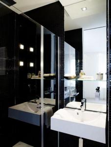 W łazience znajduje się biała umywalka i wanna. w obiekcie VISIONAPARTMENTS Cramerstrasse 8-12 - contactless check-in w Zurychu