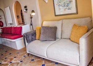 Ein Sitzbereich in der Unterkunft El Refugio Apartments & Villa