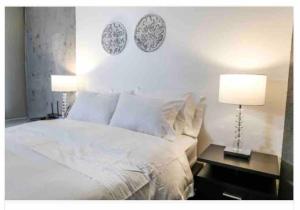 ein Schlafzimmer mit einem großen weißen Bett mit zwei Lampen in der Unterkunft Acogedor y amplio apartamento perfecta ubicacion! in Bogotá