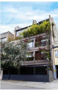 a building with plants on the side of it at Acogedor y amplio apartamento perfecta ubicacion! in Bogotá
