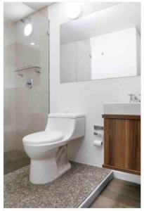 y baño con aseo blanco y lavamanos. en Acogedor y amplio apartamento perfecta ubicacion! en Bogotá