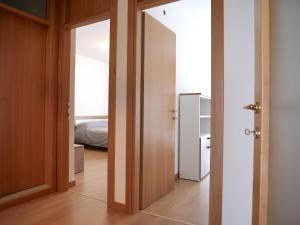 Drzwi do pokoju z sypialnią w obiekcie Nido della Poiana - Attico PANORAMICO w Grado