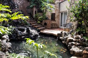 Ein Garten an der Unterkunft El Refugio Apartments & Villa