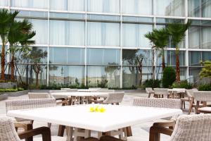 Um restaurante ou outro lugar para comer em The Luxton Cirebon Hotel and Convention