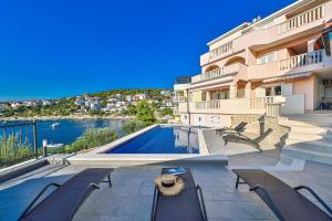 Swimmingpoolen hos eller tæt på Luxury 2 etage apartment with private heated pool