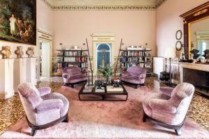 un soggiorno con tavolo e sedie viola di No Other Place - Palazzo Storico a Vicenza