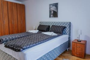 Rúm í herbergi á Apartman David