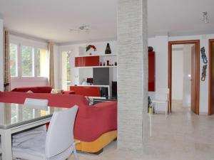 Μια τηλεόραση ή/και κέντρο ψυχαγωγίας στο Grand appartement à Evian avec wifi et parking - FR-1-498-52