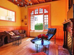 uma sala de estar com um sofá e uma mesa em Maison Les Sables-d'Olonne, 6 pièces, 12 personnes - FR-1-197-447 em Les Sables-dʼOlonne