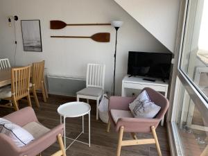 Televisyen dan/atau pusat hiburan di Duplex spacieux avec parking à Fort-Mahon-Plage - FR-1-482-71