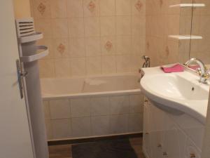Bilik mandi di Duplex spacieux avec parking à Fort-Mahon-Plage - FR-1-482-71 +9 gambar
