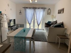 Afbeelding uit fotogalerij van Charmante Maisonnette Proche de la Mer avec Jardin, Parking, et Toutes Commodités à Quend-Plage - FR-1-482-73 in Quend