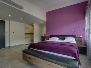 a bedroom with a purple wall and a large bed at Villa 5 chambres à Biscarrosse avec piscine chauffée, wifi, proche océan - FR-1-521-18 in Biscarrosse-Plage