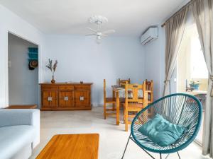 ein Wohnzimmer mit einem Sofa und einem Tisch in der Unterkunft Aldea de Sabinilla in San Luis de Sabinillas