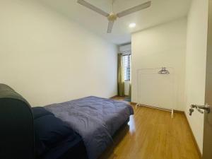 Llit o llits en una habitació de Homestay 3BR near Setia Alam