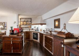 A kitchen or kitchenette at Arachova Wooden Chalet