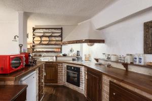 A kitchen or kitchenette at Arachova Wooden Chalet