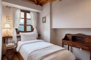 A bed or beds in a room at Arachova Wooden Chalet