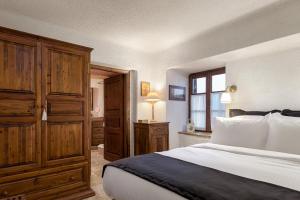 A bed or beds in a room at Arachova Wooden Chalet