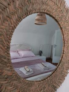 lustro sypialni z łóżkiem w pokoju w obiekcie Albero della vita w mieście Cuneo