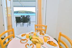莫魯納特的住宿－Apartments Ane，一张桌子,上面有食物,享有海景