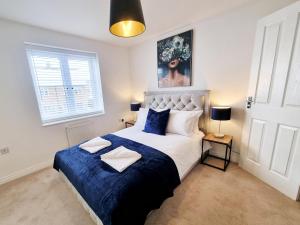 sypialnia z dużym łóżkiem i niebieskim kocem w obiekcie Modern & Spacious 3 bedrooms and 2 bathrooms Home, Free Parking! w Cambridge