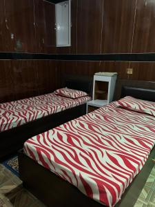 - deux lits assis l'un à côté de l'autre dans une pièce dans l'établissement Sudha’s Garden Home, à Katmandou