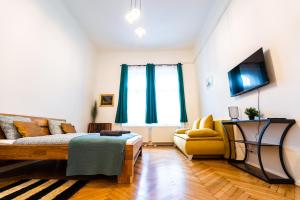Televízia a/alebo spoločenská miestnosť v ubytovaní Palace Quarter Suite