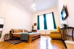 Televízia a/alebo spoločenská miestnosť v ubytovaní Palace Quarter Suite