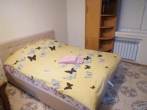 キーウにあるKhoroshaya Kvartira Goloseevskaya 3の部屋の蝶が描かれたベッド