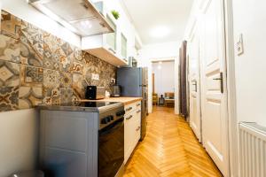 Kuchyňa alebo kuchynka v ubytovaní Palace Quarter Suite