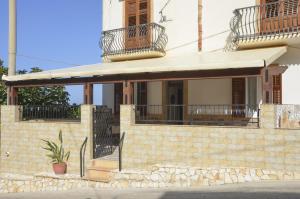 a building with an awning and a balcony at Appartamenti da Clarissa in Macari