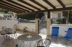 a patio with a table and chairs and a table at Appartamenti da Clarissa in Macari