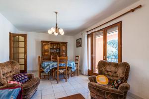 uma sala de estar com mesa e cadeiras em Appartement de 2 chambres a Banyuls sur Mer a 700 m de la plage avec vue sur la ville piscine partagee et jardin clos em Banyuls-sur-Mer