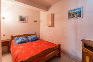 um pequeno quarto com uma cama num quarto em Appartement de 2 chambres a Banyuls sur Mer a 700 m de la plage avec vue sur la ville piscine partagee et jardin clos em Banyuls-sur-Mer