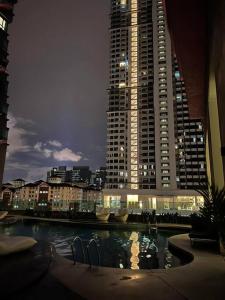 Blick auf eine Stadt in der Nacht mit hohen Gebäuden in der Unterkunft Cozy 2BR APT @Ampang Embassy Row in Kuala Lumpur