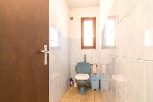 La salle de bains est pourvue de toilettes bleues et d'une fenêtre. dans l'établissement Appartement confortable à Banyuls-sur-Mer, piscine partagée, à Banyuls-sur-Mer 11 autres photos